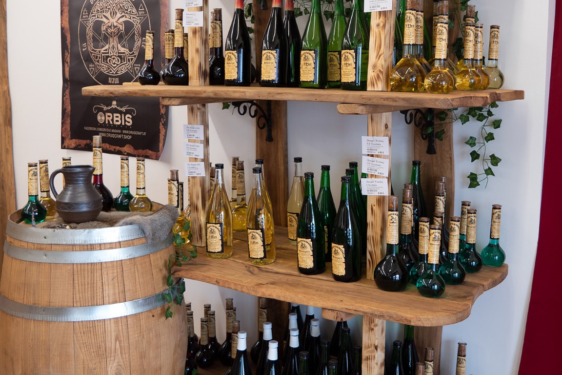 Weinregal im Mittelaltermarkt