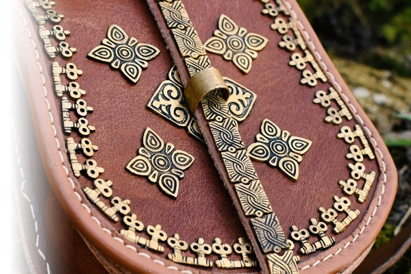 Middeleeuwse accessoires zoals tassen, buidels en riemen